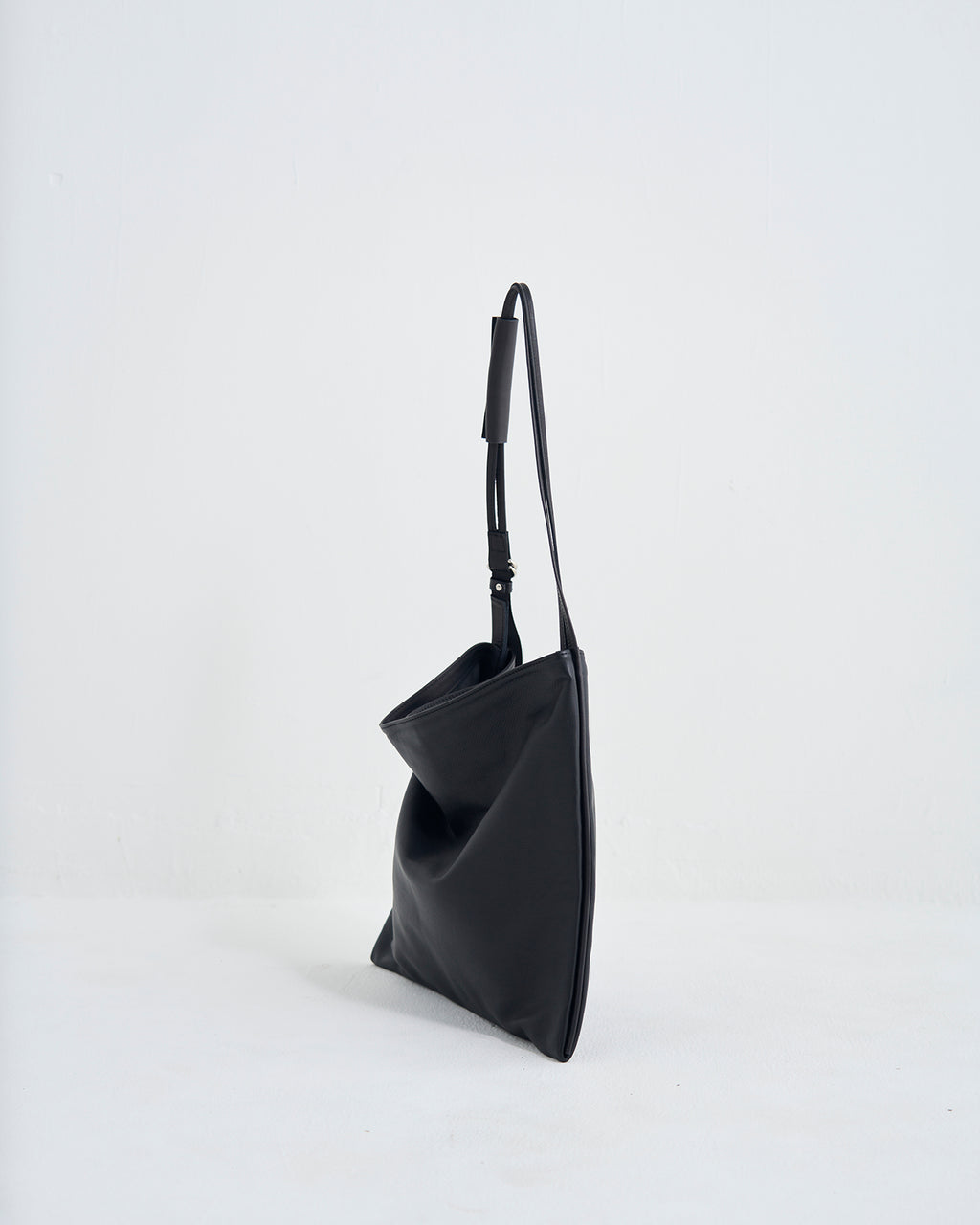 OWEN LEATHER FLAT TOTE/M – POMTATA | ポンタタ Official Online Store